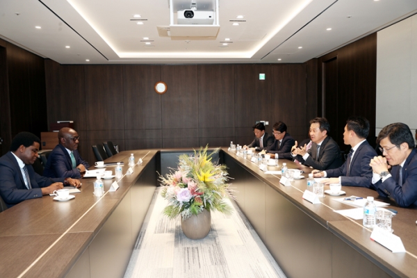 △백정완 사장을 비롯한 관계자들이 NNPC 총괄 CEO와 협력방안을 논의하고 있는 모습/제공=대우건설