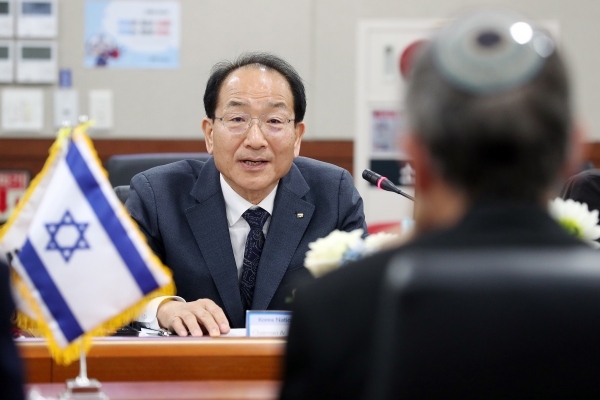 이성해 이사장이 8일 공단 본사에서 하임즈비 굴릭 이스라엘 대도시광역교통공사 사장 및 관계자들과 협력회의 중 발언하고 있다./제공= 국가철도공단