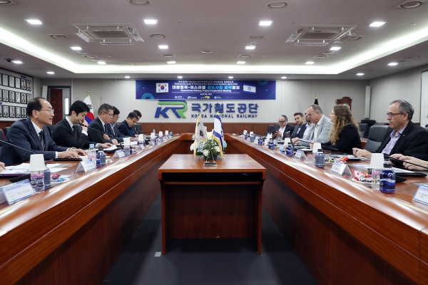 이성해 이사장이 하임즈비 굴릭 이스라엘 대도시광역교통공사 사장 및 관계자들과 협력회의를 진행하고 있다./제공= 국가철도공단