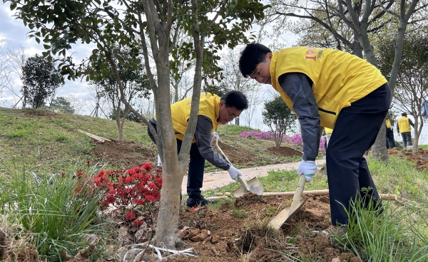 HDC현대산업개발은 8일, 5.18역사공원 환경 개선을 위해 공원 입구에 나무심기 봉사활동을 진행했다./사진= HDC현대산업개발