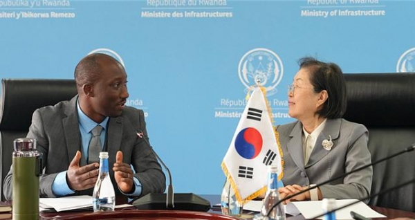 이은재 전문조합 이사장(사진 오른쪽)이 지난 1월 26일(현지시간) 르완다 인프라부를 방문해 지미 가소레 르완다 인프라부 장관(왼쪽)과 면담을 진행하고 있다. 이 자리에는 르완다 인프라부의 제네랄 비 세잔(Gen B. Cesar) 물‧에너지 분야 최고기술고문, 알프레드 비이린기로(Alfred BYIRINGIRO) 물‧위생 담당 국장, 마셀린 카이티데(Marcelline Kayitesi) 물·위생 담당 국장, 알폰스 루카부란데케(Alphonse Rukaburandekwe) 주택 담당 국장 등 르완다의 인프라 공사 중책을 맡고 있는 관계자들도 함께 참석했다./사진= K-FINCO