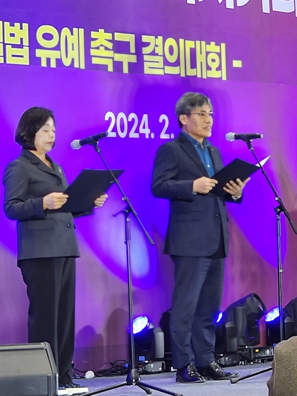 지난 2월 14일 중소건설단체 및 중소기업단체협의회가 주최한 ‘50인 미만 사업장 중대재해처벌법 유예 촉구 결의대회’에서 조인호 대한기계설비건설협회장(사진 오른쪽)이 결의문을 낭독하고 있다./사진=오마이건설뉴스
