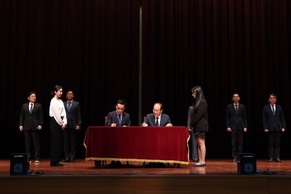 이성해 이사장(오른쪽)이 백승배 월곶~판교 사업단장(왼쪽)과 ‘사업수행계획(Project Charter)’ 계약을 체결하고 있다./제공= 국가철도공단