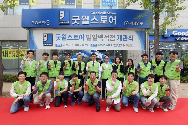 자원봉사를 마친 현대엔지니어링 홍현성 대표이사(윗줄 가운데)와 임직원들이 기념사진을 촬영하고 있다./사진= 현대엔지니어링