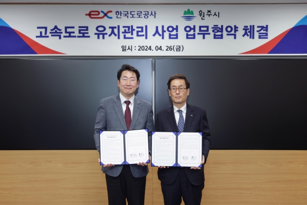 사진 오른쪽 함진규 한국도로공사 사장과 원강수 원주시장/제공= 한국도로공사