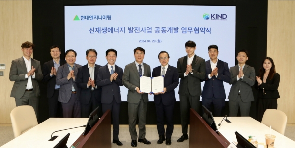 사진 왼쪽 6번째부터 홍현성 현대엔지니어링 대표이사와 7번째 이강훈 한국해외인프라도시개발지원공사 사장/제공= 현대엔지니어링