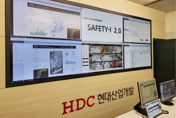 [사진2] HDC현대산업개발은 스마트 안전 플랫폼인 SAFETY-I 2.0을 새롭게 오픈하고 본격적으로 활용중이다. 완전히 새로워진 SAFETY-I 2.0을 활용하면 안전보건 서류의 간소화 및 전산화가 가능하고 이를 활용해 안전관리부문 디지털 전환(DX)을 강화하고 있다.