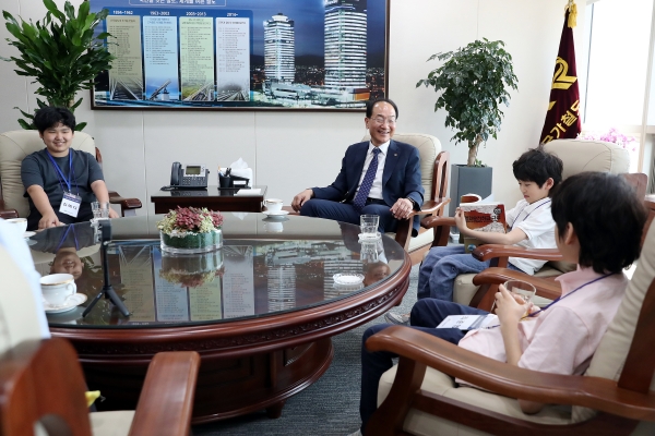사진 왼쪽 2번째 이성해 국가철도공단 이사장이 3일 공단 본사에서 철도 꿈나무들과 소통하고 있다./제공= 국가철도공단
