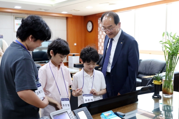 사진 오른쪽 1번째 이성해 이사장이 철도 꿈나무들과 소통하고 있다./제공= 국가철도공단
