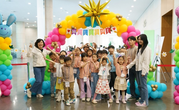 경남 진주 LH 본사에서 진행된 ‘LH에서 행복을 만나다!’ 문화행사에서 아이들과 관계자들이 기념촬영을 하고 있다./제공= LH