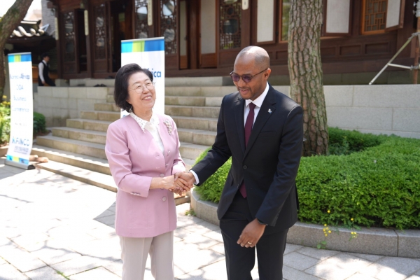 이은재 이사장이 토골라니 애드리스 마부라(Togolani Edriss Mavura) 탄자니아 대사와 인사를 하고 있다./사진= K-FINCO