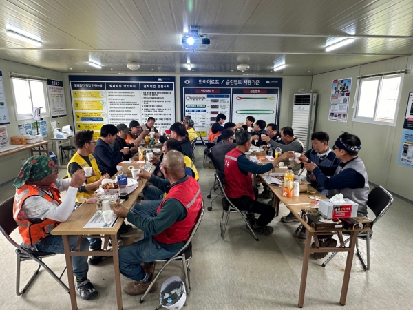 사진은 지난달 30일 평택 브레인시티 일반산업단지 1단계 조성공사 현장 관계자들이 배송된 간식으로 식사하는 모습./사진= DL건설