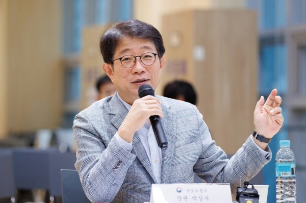 박상우 장관이 어제(11일) 경기도 시흥 고력자복지주택을 찾아 "가정의 달을 맞아 정부가 자식의 마음으로 어르신들의 보금자리 마련을 도와 주거부담을 덜어드리겠다”고 어르신들에 약속했다./사진= 국토부