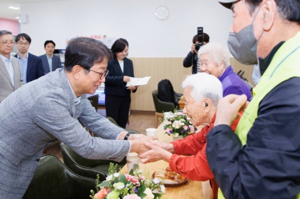 박상우 장관이 경기도 시흥 고령자복지주택 입주 어른신의 손을 잡아주고 있다./사진= 국토부