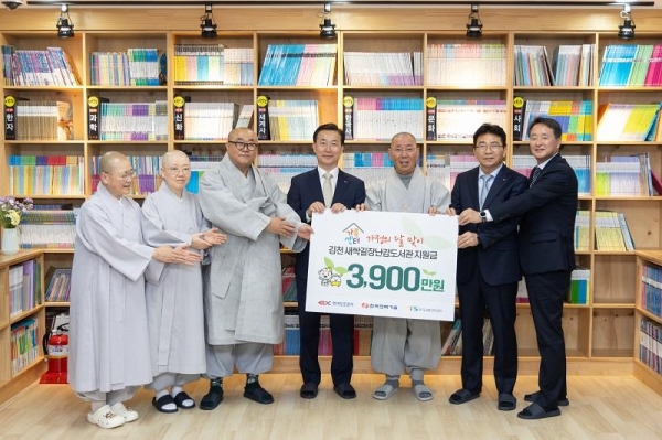 사진 왼쪽 4번째부터 손진식 한국도로공사 부사장, 법등 스님, 한국교통안전공단 김보현 기획본부장, 한국전력기술 박성주 경영관리본부장과 지원금 전달 후 기념 촬영을 하고 있다./사진= 한국도로공사