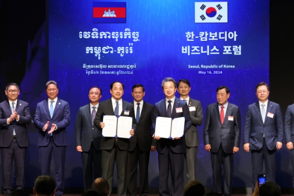 대우건설 백정완 사장(가운데 오른쪽)이 캄보디아 월드브릿지그룹 리씨 시어(Rithy Sear) 회장과 MOU 체결 후 기념촬영하고 있다. 사진 중앙은 훈 마넷 캄보디아 총리/제공= 대우건설