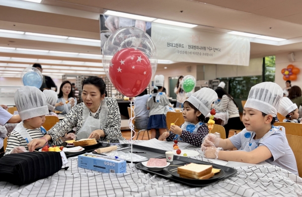 지난 18일 현대엔지니어링 계동 본사에서 진행된 ‘임직원 자녀 초청행사’에 참여한 임직원 자녀들이 직접 음식을 만들어보고 있다./사진= 현대엔지니어링