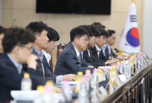 지난 22일 정부세종청사에서 진현환 국토부 1차관이 신규 국가산업단지 신속 조성을 위한 ‘범정부 추진지원단’ 6차 회의를 주재하고 있다./사진= 국토부
