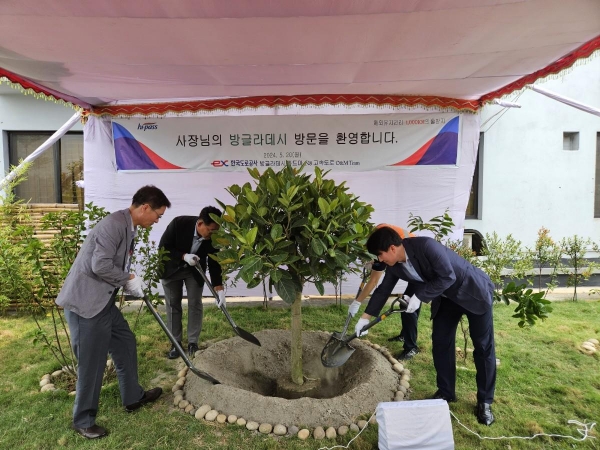 함진규 사장이 지난 20일 현장 사무실에서 기념 식수를 하고 있다./사진= 한국도로공사