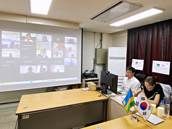 사진 왼쪽에서 첫번째 강재훈 교육지원팀장이 화상강의하고 있는 모습/사진= K-FINCO
