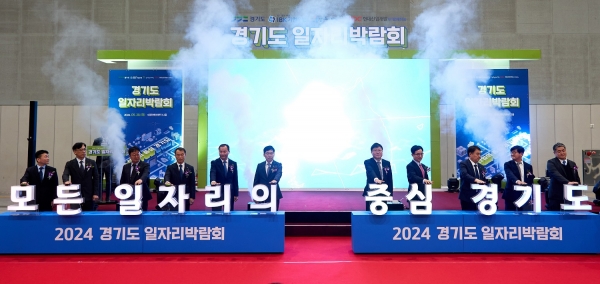 사진 왼쪽 5번째부터 유위동 HDC현대산업개발 상무, 임문택 IBK기업은행 기업고객그룹장, 박승삼 경기도 경제투자실장/사진=HDC현대산업개발