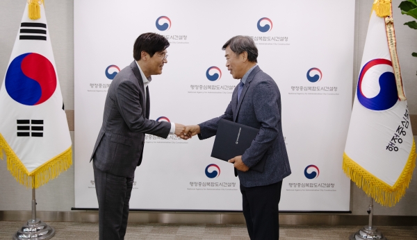 사진 왼쪽 김형렬 행복청장이 한석수 세종공동캠퍼스운영법인 이사장에게 임명장을 수여하고 있다./사진= 행복청