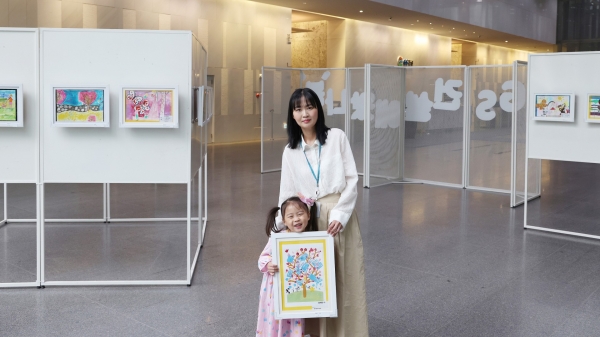 서울 종로구에 위치한 GS건설 본사 사옥 1층에서 진행된 ‘GS건설에 왔나 봄’ 그림전시전에서 임직원이 자녀와 관람하고 있는 사진/제공= GS건설