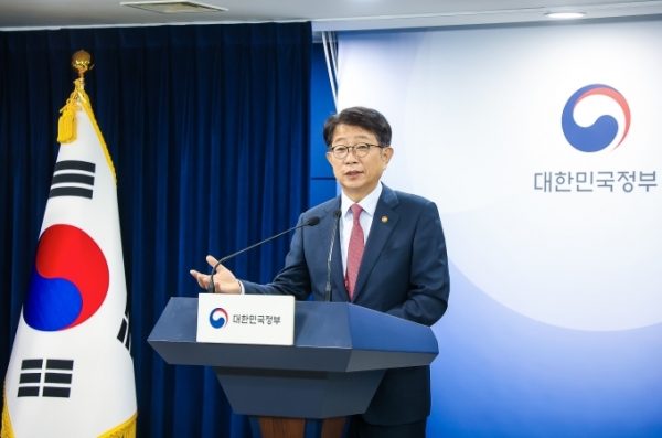 지난달 29일 ‘선(선)구체, 후(후)회수’에 반대하는 입장을 고수해온 박상우 국토부 장관이 전날(28일) 21대 마지막 국회 본회의 표결을 퉁해 야당(더불어민주당)이 발의한 '전세사기피해자 지원 및 주거안정에 관한 특별법' 개정안 가결되자 윤석열 대통령에게 재의요구권(거부권)을 건의하는 브리핑을 하고 있다./사진= 국토교통부 홈페이지