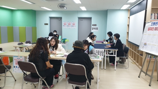 지난해 LH 임대주택 단지에서 입주민이 ‘찾아가는 일자리 상담’ 서비스를 통해 취업상담을 받고 있다./사진= LH