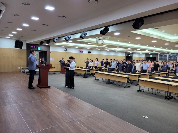 충청본부 전 직원이 11일 공단 본사에서 청렴 결의문을 함께 낭독하고 실천의지를 다지고 있다./사진= 국가철도공단