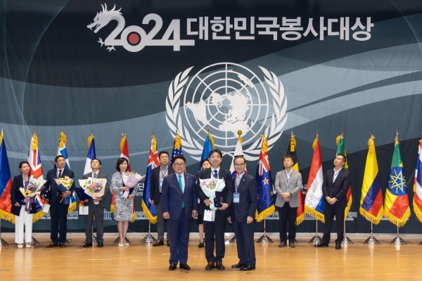 사진 왼쪽부터 한국유엔봉사단 유준상 부총재, 한국도로공사 백상현 홍보실장(대리수상), 한국유엔봉사단 안헌식 이사장/사진= 한국도로공사