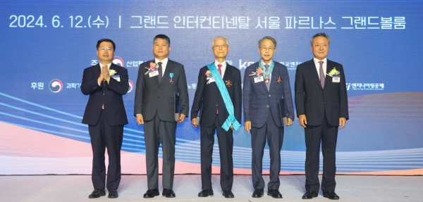 훈포장수상자들(사진 왼쪽에서 2번째부터 강기수 포미트 대표이사, 황해근 동일기술공사 회장, 이상진 케이알티씨 대표이사)과 이해경 협회장(사진 맨 오른쪽), 강경성 차관(사진 맨 왼쪽)/사진= 한국엔지니어링협회