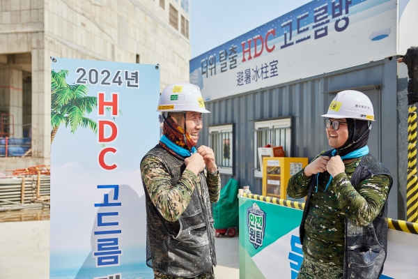 HDC현대산업개발은 전 현장에 냉방시설과 냉동고, 음료 등이 마련된 ‘개방형 고드름 쉼터’를 설치하며 현장 근로자의 온열질환 예방에 집중하고 있다./제공= HDC현대산업개발