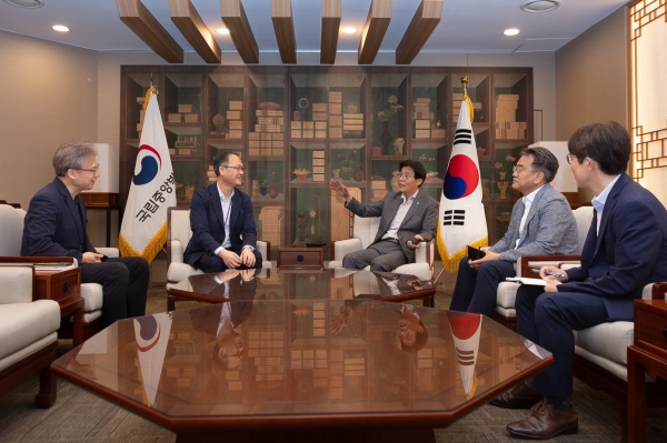 사진 오른쪽에서 3번째 김형렬 행복청장이 국립중앙박물관 회의실에서 관계자의 설명을 듣고 있다./제공= 행복청