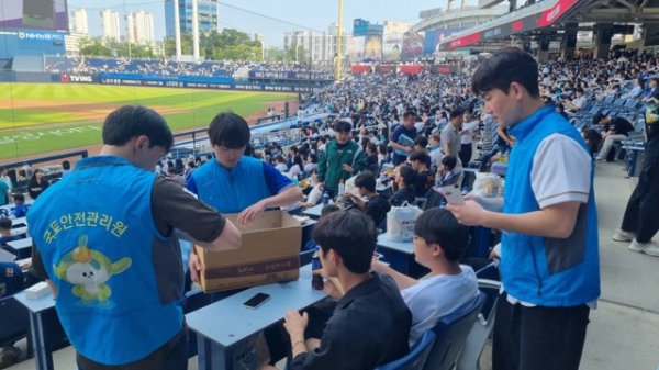 국토안전관리원 직원들이 야구장에서 아동들에게 간식을 나눠주고 있다./사진= 국토안전관리원