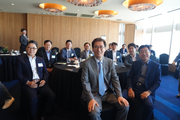 원우들과 함께 한 함진규 사장/사진=K-FINCO