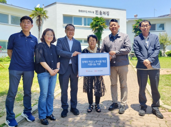 사진 왼쪽에서 세 번째부터 차례로 신왕섭 HDC현대산업개발 실장, 송우정 애광원 대표, 황기익 HDC현대산업개발 김해도시계획도로 현장소장/사진=HDC현대산업개발