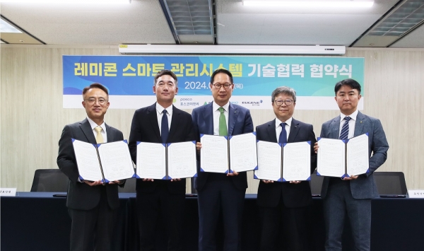 업무협약 관련 LH와 협약기업 관계자들이 기념 촬영을 하고 있다./사진=LH