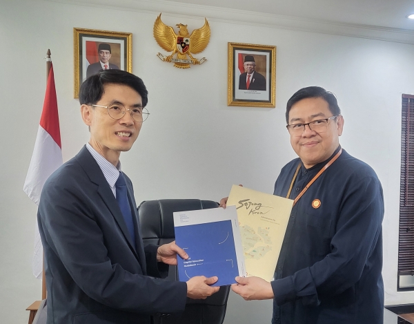 사진 왼쪽 행복청 박상옥 기획조정관과 인도네시아 신수도청 Achmad Jaka Santos secreatary(오른쪽)이 고위급 면담 후 기념촬영을 하고 있다./사진=행복청