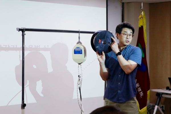 윤국현 재무자산처 책임이 화재시 완강기 사용법에 대해 설명하고 있다./사진=대한건설기계안전관리원