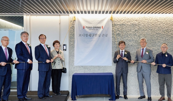 포니정재단빌딩 준공 기념 제막식 행사에서 사진 왼쪽부터 김진현 前포니정재단 이사장, 최중경 포니정재단 이사(한미협회 회장), 주선회 포니정재단 이사(변호사), 박영자 여사(故 정세영 HDC그룹 명예회장 부인), 정몽규 포니정재단 이사장, 정몽준 아산재단 이사장, 최욱 원오원건축사무소 대표/사진=포니정재단