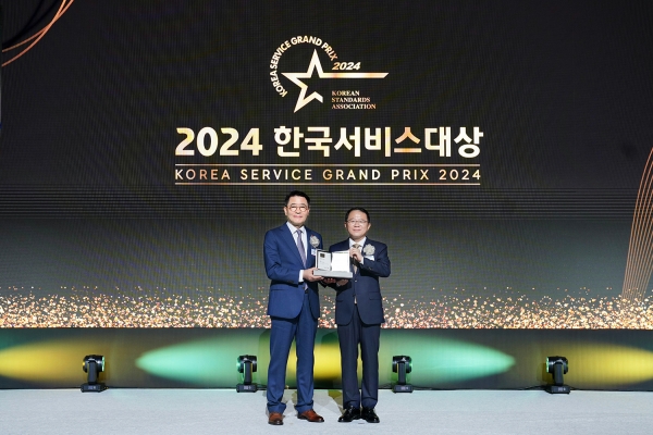 사진 왼쪽 이부용 롯데건설 주택사업본부장이 ‘2024 한국서비스대상 시상식’에서 수상 후 기념 촬영을 하고 있다./사진=롯데건설