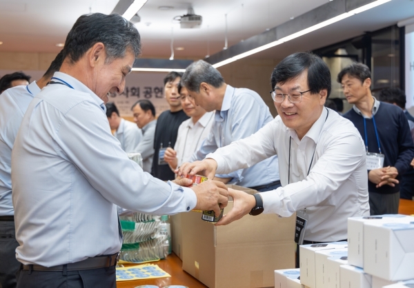 사진은 지난해 10월, 우수 협력사 대표단과 함께한 ‘HDC Partners 사회공헌’ 행사에 참석한 김회언 HDC현대산업개발 대표이사(사진 오른쪽)와 세아건설 황기만 대표이사(사진 왼쪽)./사진=HDC현대산업개발