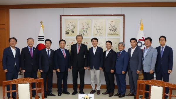 강원도청 방문, 왼쪽부터 유정복 충북도회장, 장흥수 울산시회장, 정형열 부산시회장, 최태진 서울시회장, 한승구 회장, 강원특별자치도 김진태 도지사, 최상순 강원도회장, 소재철 전북도회장, 황근순 경기도회장, 강원특별자치도 김동균 지역도시과장, 안시권 상근부회장/사진=대한건설협회