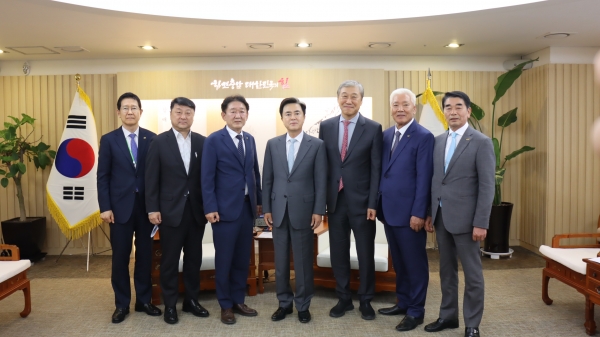 충남도청 방문. 왼쪽부터 안시권 상근부회장, 김택중 충남도청 건설교통국장, 유정선 충북도회장, 김태흠 충남도지사, 한승구 대한건설협회 회장, 최길학 충남세종시회장, 최문규 대전시회장/사진=대한건설협회