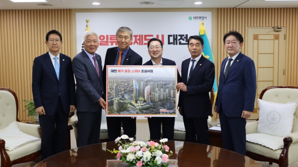 대전광역시 방문. 왼쪽부터 김종명 대전시 건설도로과장, 안시권 상근부회장, 최종문 대전시 도로교통국장, 최길학 충남세종시회장, 한승구 대한건설협회 회장, 이장우 대전광역시장, 최문규 대전시회장, 유정선 충북도회장, 한치흠 대전시 기획조정실장, 김종현 대한건설협회 기획본부장/사진=대한건설협회