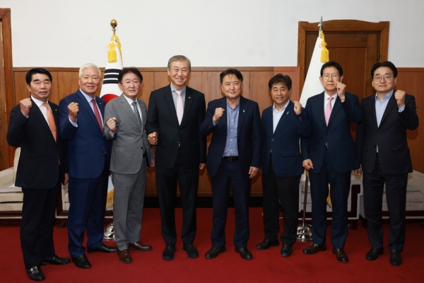 충북도청 방문. 최문규 대전시회장, 최길학 충남세종시회장, 유정선 충북도회장, 한승구 대한건설협회 회장, 김영환 충북도지사, 강성환 충북도 균형건설국장, 안시권 상근부회장, 손인석 충북도회 부회장/사진=대한건설협회