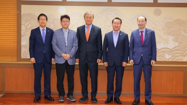 인천광역시청 방문. 왼쪽부터 안시권 상근부회장, 김은진 인천광역시 건설심사과장, 한승구 대한건설협회 회장, 유정복 인천광역시장, 박은상 인천시회장/사진=대한건설협회