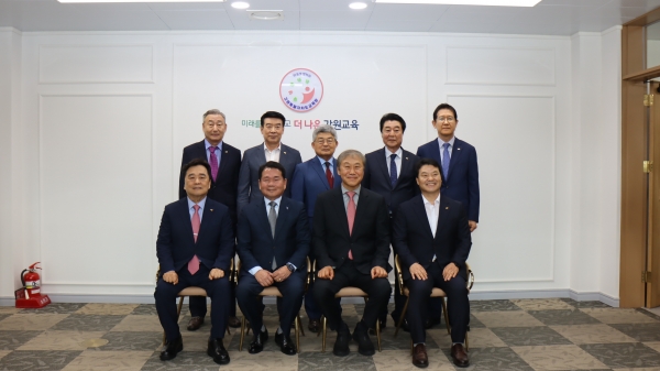 강원도교육청 방문, 왼쪽 1열부터 최태진 서울시회장, 강원도교육청 신경호 교육감, 대한건설협회 한승구 회장, 최상순 강원도회장, 왼쪽 2열 장흥수 울산시회장, 황근순 경기도회장, 소재철 전북도회장, 정형열 부산시회장, 안시권 상근부회장/사진=대한건설협회