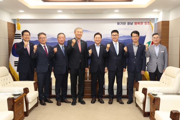 경남도청 방문. 왼쪽 좌측부터 안시권 상근부회장, 손창봉 경남도회 대의원, 김상원 경남도회 부회장, 한승구 회장, 경상남도 박완수 도지사, 강동국 경남도회장, 경상남도 김영삼 교통건설국장, 경상남도 백승훈 건설지원과장